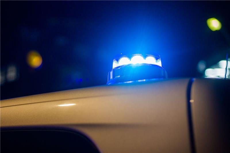Mahnmal für KZ-Opfer in Osnabrück beschmiert Ein Blaulicht leuchtet auf dem Dach eines Polizeifahrzeugs.