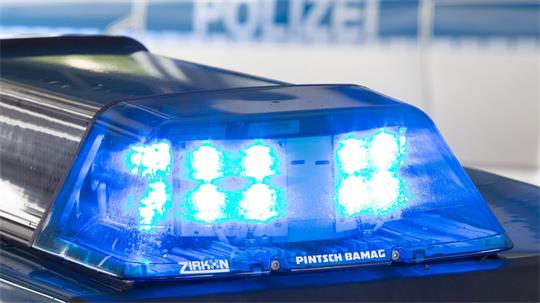 Ein Blaulicht leuchtet auf dem Dach eines Polizeiwagens.