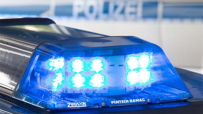 Ein Blaulicht leuchtet auf dem Dach eines Polizeiwagens.