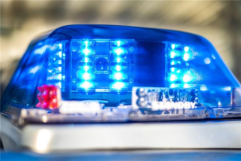 Alte Brandbombe entschärft Ein Blaulicht leuchtet auf dem Dach eines Polizeiwagens.