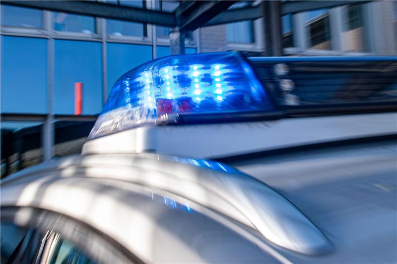 Göttingen: Aggressiver Mann fährt mutwillig Bundespolizisten an Ein Blaulicht leuchtet auf dem Dach eines Polizeiwagens.