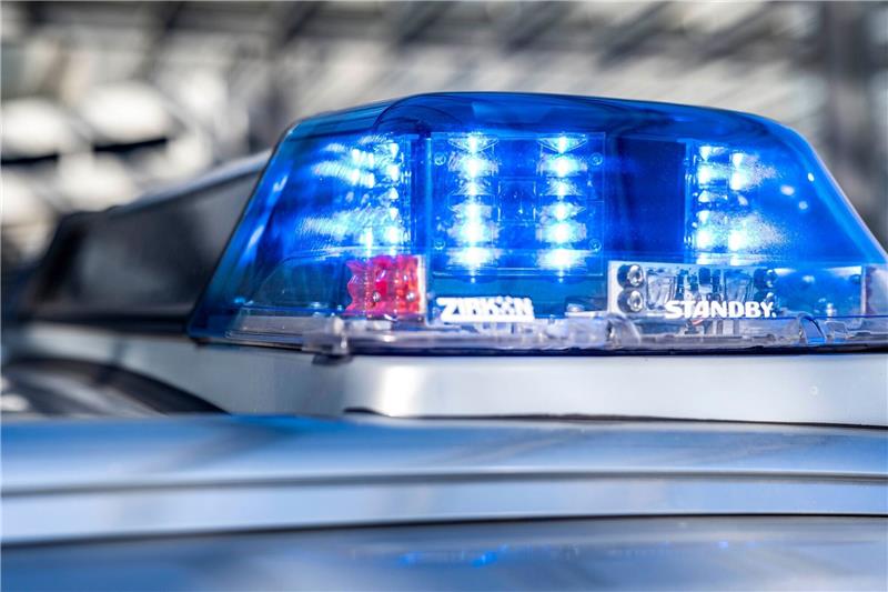 Streit zwischen Frauen: 45-Jährige mit Messer verletzt Ein Blaulicht leuchtet auf dem Dach eines Polizeiwagens.