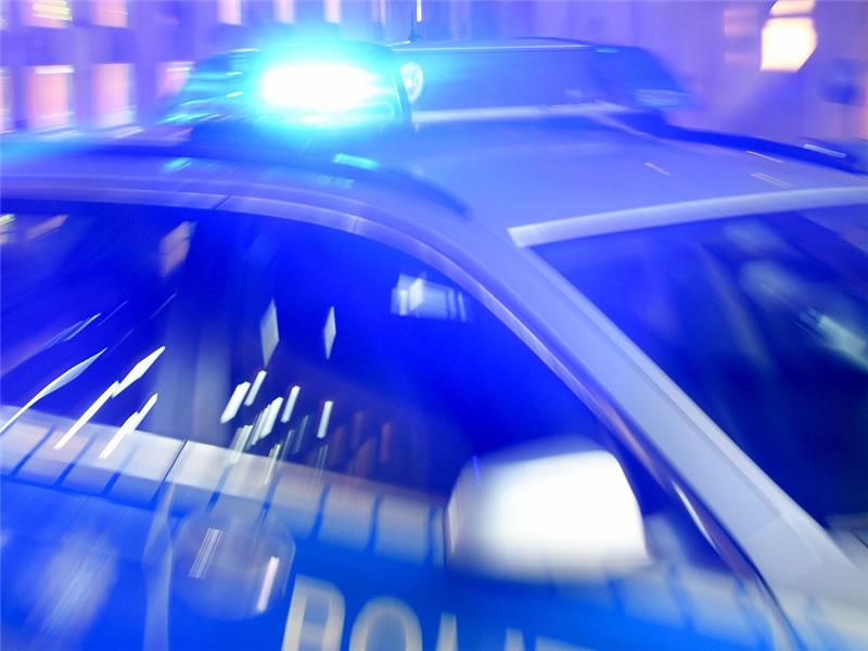 Schraubenzieher unter dem Reifen und Hakenkreuz im Sandkasten Ein Blaulicht leuchtet auf dem Dach eines Polizeiwagens. Symbolbild: Carsten Rehder/dpa