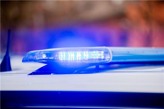 Ein Blaulicht leuchtet auf dem Dach eines Streifenwagens der Polizei.