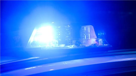 Ein Blaulicht leuchtet auf einem Einsatzfahrzeug der Polizei. (Symbolbild)