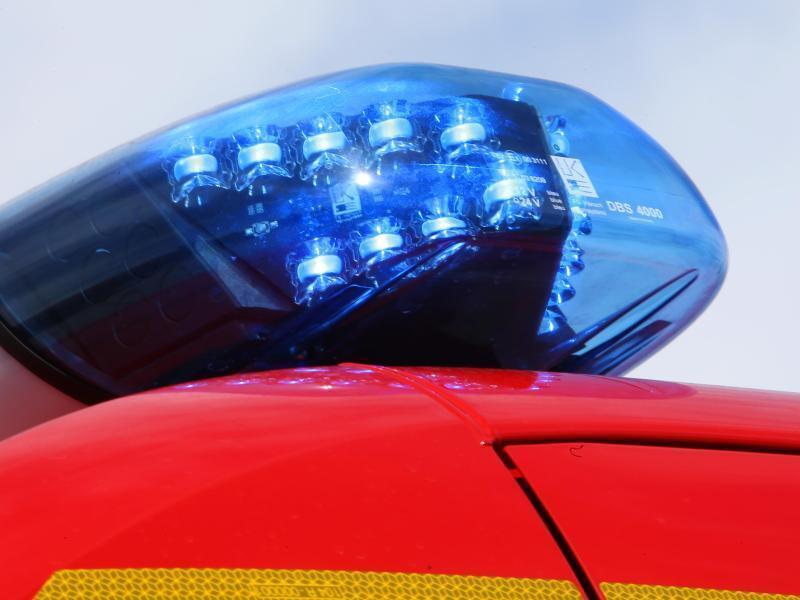 Ein Blaulicht leuchtet auf einem Einsatzwagen der Feuerwehr. Foto: picture alliance / Stephan Jansen/dpa/Symbolbild