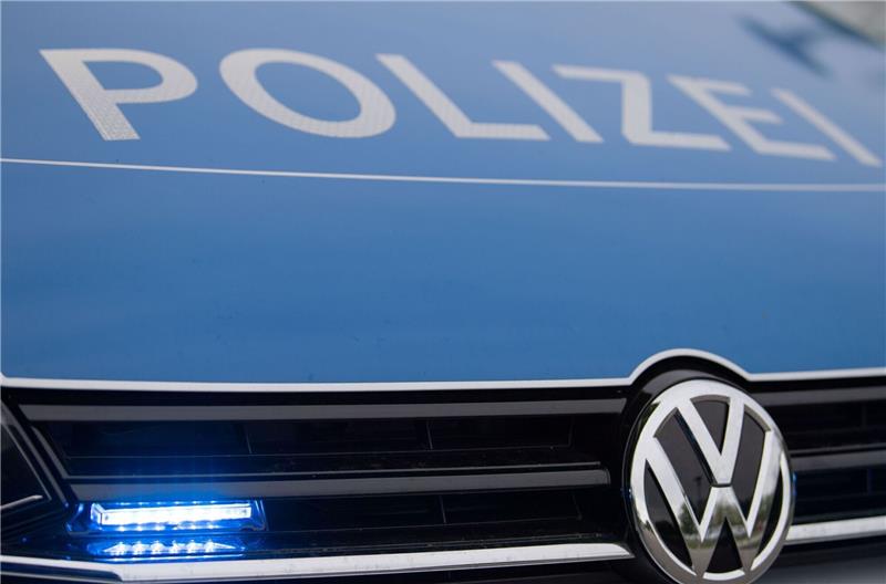Ein Blaulicht leuchtet im Kühlergrill einer Polizeiautos. (Symbolbild)