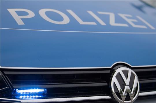 Ein Blaulicht leuchtet im Kühlergrill einer Polizeiautos. (Symbolbild)