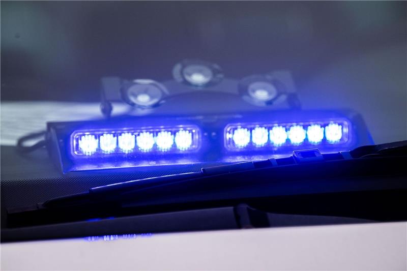 Unfall in Goslarer Innenstadt, zwei Verletzte auf der B 241 Ein Blaulicht leuchtet unter der Frontscheibe eines Einsatzfahrzeugs der Polizei.