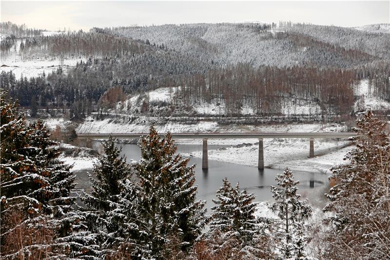 Harzer Talsperren füllen sich nur langsam Ein Blick Mitte Dezember auf den Stausee der Okertalsperre: Wegen der anhaltenden Trockenheit liegen die Trinkwasservorräte seinerzeit bei 19,5 Prozent. Mittlerweile beträgt der Füllstand 28,4 Prozent. Doch die Niederschlagsmengen sind nach wie vor zu gering. Foto: Bein