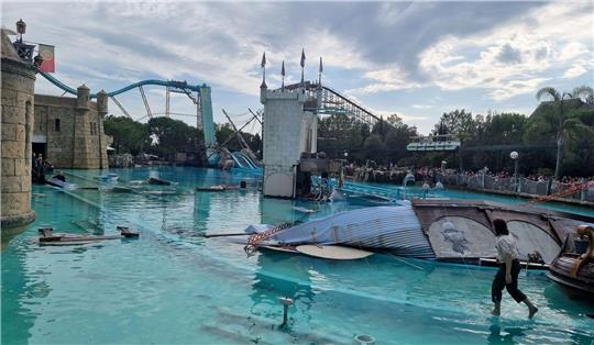 Ein Blick auf das Areal der Show «Retorno dos Piratas»» und der Attraktion «Atlantica SuperSplash» im Europa-Park.
