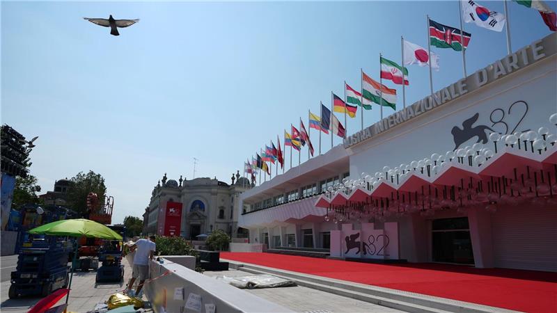 Filmfestspiele in Venedig eröffnet - Ehrenpreis für Herzog Ein Blick auf das Hauptkino der Filmfestspiele von Venedig auf dem Lido.