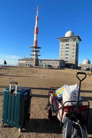 Ein Blick auf das turmartige Brockenhotel, das flache Nebengebäude, den Funkturm und, ganz rechts, das Brockenhaus.