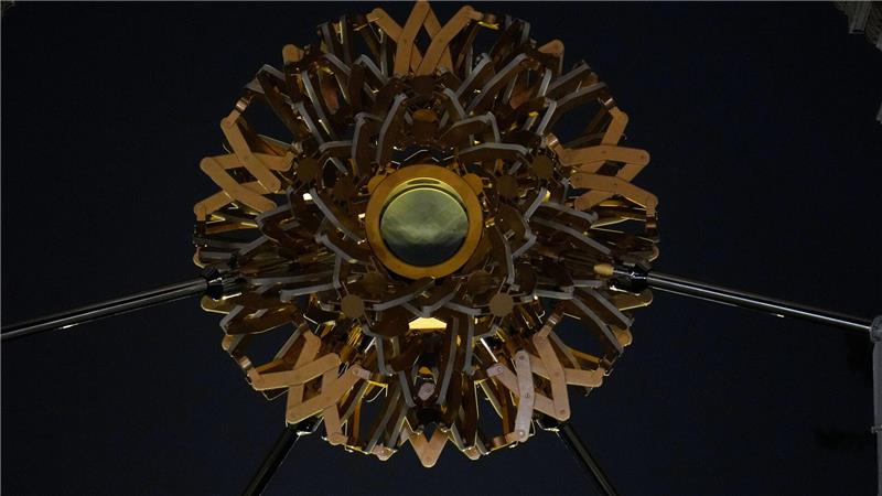 Ein Blick auf den Kessel der Olympischen Flamme, nachdem sie am Arco della Pace bei den Olympischen Winterspielen 2026 in Mailand gelöscht wurde.