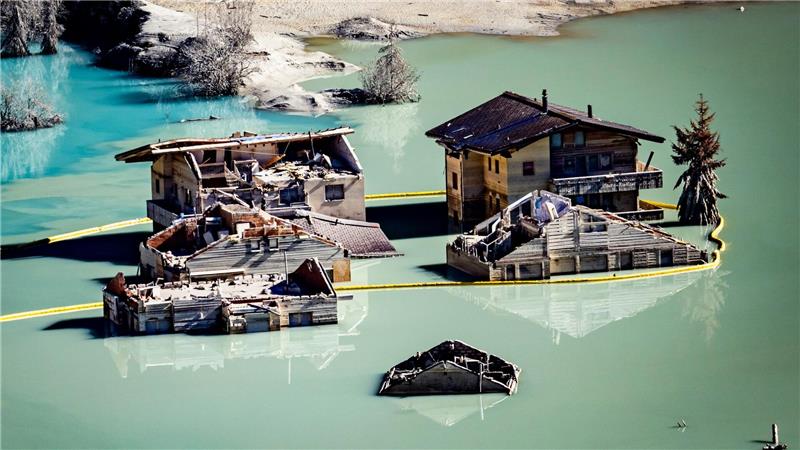Ein Blick auf die Häuser im Blattensee vom Weiler Weissenried im Lötschental aus. La Fondation Blatten organisierte in Blatten im Wallis eine wichtige Reinigungsaktion. Mehr als 70 Freiwillige waren damit beschäftigt, Staub, Schlamm und andere Abfälle von den Häusern des Weilers Weissenried zu entfernen, der gerade noch von dem Erdrutsch am 28. Mai 2025 verschont geblieben war.