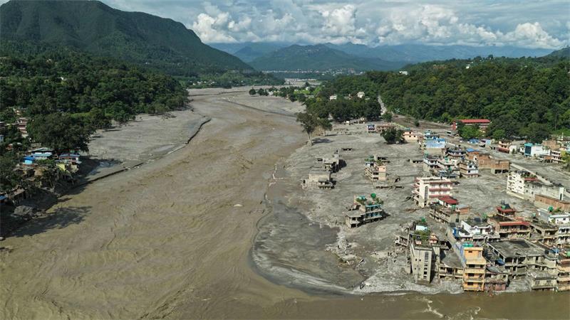 Ein Blick auf die Schäden nach einer Sturzflut im Gebiet Devighat im Distrikt Nuwakot.