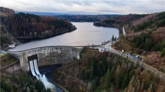 Ein Blick auf die Staumauer der vollen Okertalsperre im Dezember 2023. (Archivbild)