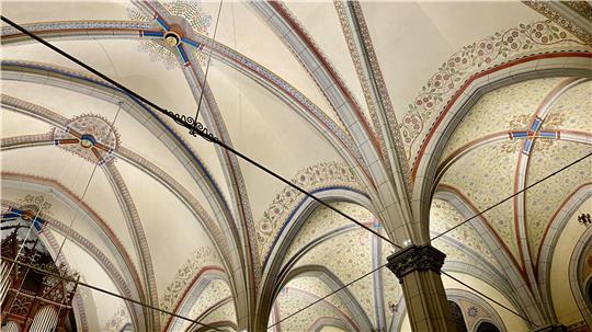 Ein Blick auf die jetzt wieder freigelegte, bauzeitliche Ausmalung von Adolf Quensen in der Bad Harzburger Lutherkirche.