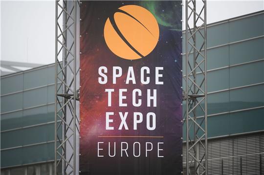 Ein Blick auf einen Aushang mit dem Namen des Space Tech Expo Europe außerhalb der Messehalle.