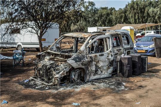Ein Blick auf zerstörte Fahrzeuge in der Nähe des Geländes des Musikfestivals. Bei dem Terrorangriff der Hamas auf das Fest starben 260 Menschen.