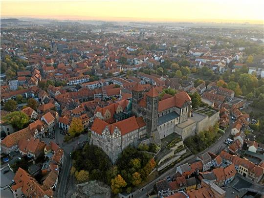 Ein Blick aus der Höhe: Die Stiftskirche in Quedlinburg mit der historischen Altstadt, die vor 1100 Jahren erstmals erwähnt wurde.  Foto: Stade