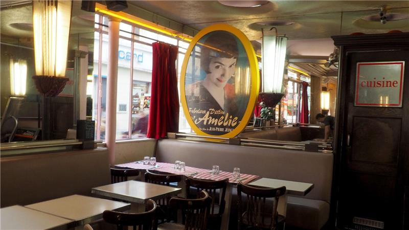Ein Blick in das „Café des Deux Moulins“, in dem die Hauptdarstellerin Audrey Tautou in „Die fabelhafte Welt der Amélie“ als Kellnerin arbeitet. 
