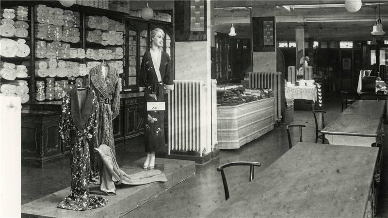 Ein Blick in das Wäschehaus von Erwin Breustedt um 1920 in der Fischemäkerstraße.