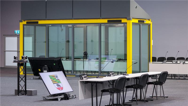 Ein Blick in den Gerichtssaal auf den Platz für die Zeugen und die Glaskabine, in der der Angeklagte während der Verhandlungen sitzt. (Archivbild) 