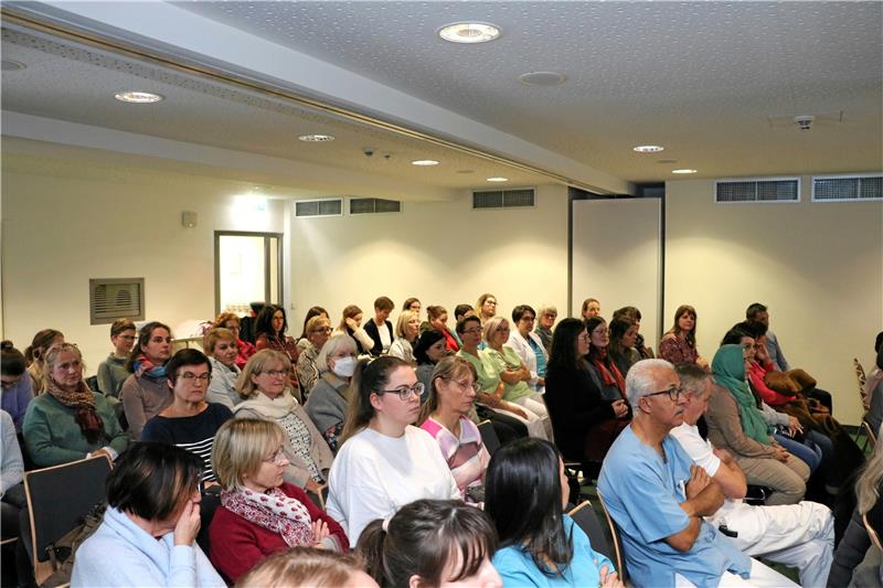 Ein Blick in den Konferenzraum des Harzklinikums in Wernigerode anlässlich der Eröffnung des Kreißsaals. Foto: Harzklinikum