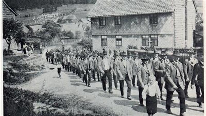 Ein Blick in die Vergangenheit: 1927 marschieren die Wolfshäger zum Festplatz, um ihr Schützenfest zu feiern.