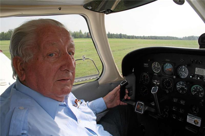 „Demut ist das Wichtigste im Cockpit“ Ein Blick ins Cockpit: Wolfgang Lück ist voll in seinem Element.