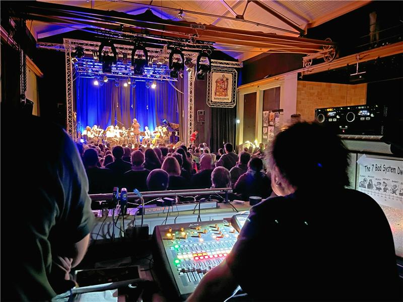 Winterkonzert mit Broadway-Feeling in Goslar Ein Blick über die Schultern der Techniker: Ein Ensemble der Kreismusikschule musiziert im Kulturkraftwerk. Foto: Privat