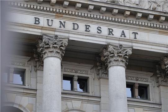 Ein Blick von Außen auf das Bundesratsgebäude.  Das Wachstumspaket sieht unter anderem Steuerentlastungen und Bürokratieabbau für Unternehmen vor.
