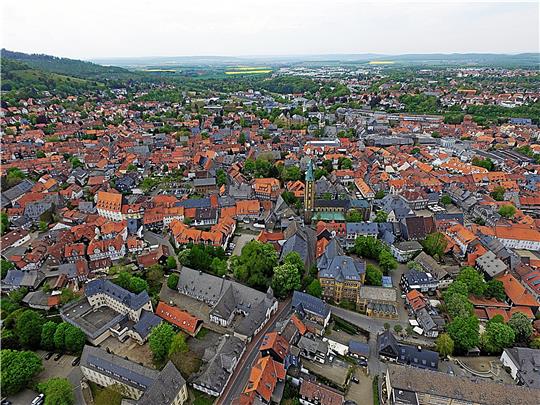 Ein Blick von oben auf die Altstadt von Goslar: Ob in Zukunft bei solchen Aufnahmen mehr begrünte Dächer zu erkennen sind? Archivfoto: Kühlewind