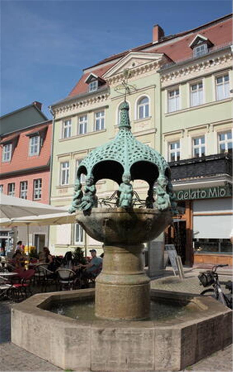 Aschersleben will touristisch aufholen Ein Blickfang: Der Hennebrunnen auf dem Marktplatz von Aschersleben.