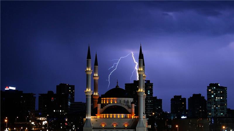 Bilder des Tages Ein Blitz entlädt sich hinter einer Moschee in Istanbul.