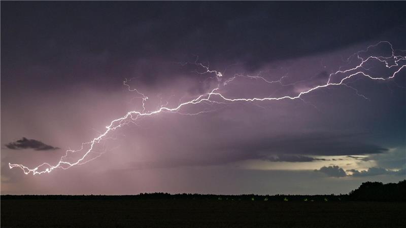 Was bei Gewitter passiert – und was daran besonders ist Ein Blitz kann die Luft auf bis zu 30.000 Grad Celsius erhitzen – heißer als die Sonnenoberfläche. (Archivbild)