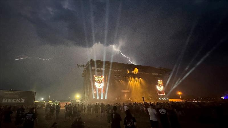 Bilder des Tages Ein Blitz scheint in die Bühne des „Reload“-Festivals einzuschlagen