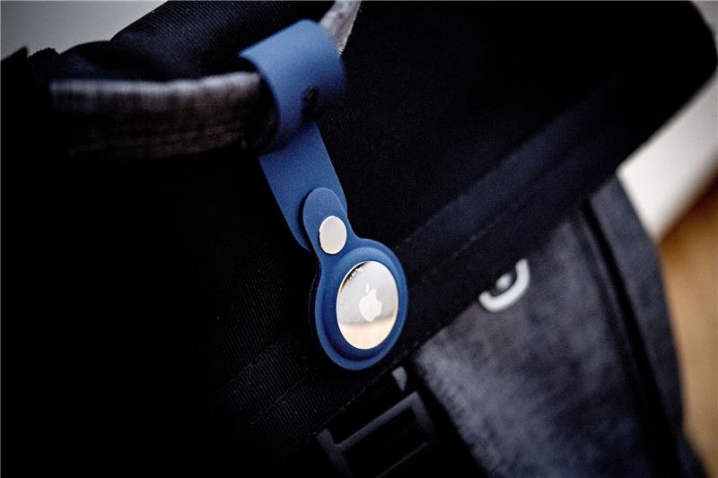 Apple und Google unterbinden unerwünschtes Tracking Ein Bluetooth-Tracker an einer Tasche. Die IT-Riesen Apple und Google wollen mit einer gemeinsamen Initiative den Missbrauch von kleinen Bluetooth-Ortungsgeräten für unerwünschtes Tracking von Personen verhindern.