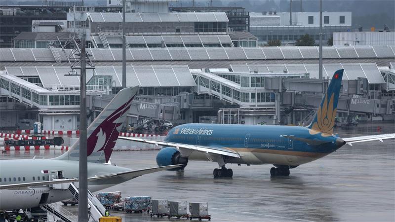 Rauch, blockierte Bremse: Entging Münchner Airport Inferno? Ein Boeing-Dreamliner der Vietnam Airlines wartet am Flughafen München auf den Start.