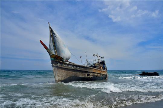 Ein Boot, das Angehörige der muslimischen Minderheit der Rohingya transportiert am Strand von Indra Patra (Archivbild).