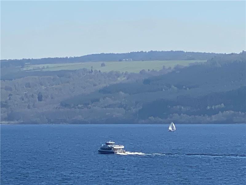 Schottland sucht das Seeungeheuer: Auf der Spur von Nessie Ein Boot fährt über den Loch Ness.