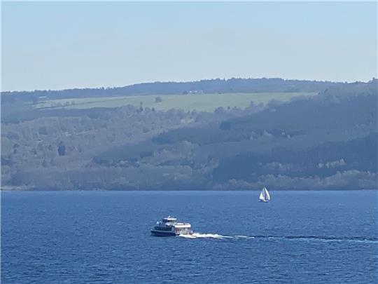 Ein Boot fährt über den Loch Ness.