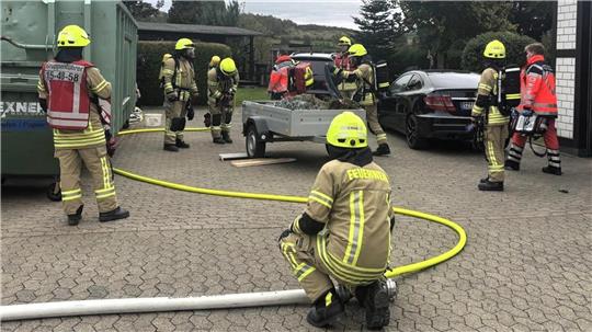 Ein Brand in der Garage einer Tischlerei erfordert am Freitag den Einsatz der Feuerwehr.