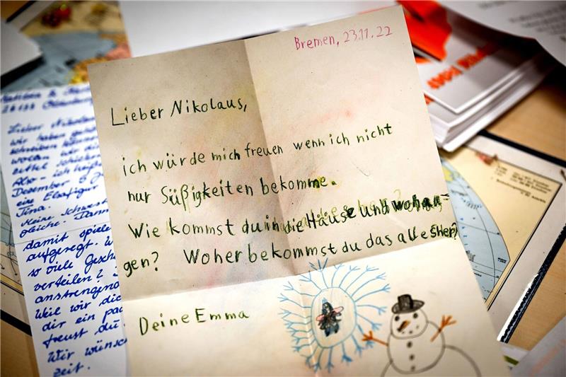 Weihnachtspostämter beantworten wieder Briefe Ein Brief an den Nikolaus liegt in der Weihnachtspostfiliale in Nikolausdorf. Die Helferinnen und Helferinnen in den drei Weihnachtspostämtern in Niedersachsen haben bereits zahlreiche Briefe bekommen.