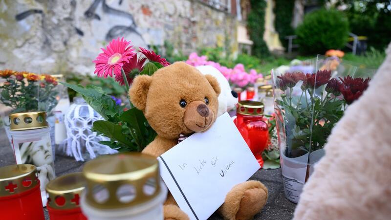 Getötete Valeriia: Ermittler haben noch keine heiße Spur Ein Brief mit der Aufschrift „In Liebe für Valeriia“, Teddybären, Blumen und Kerzen sind in der Nähe der Wohnung des getöteten Mädchens auf dem Fußweg abgelegt.