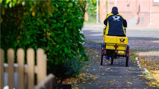 Ein Briefträger bei der Arbeit.