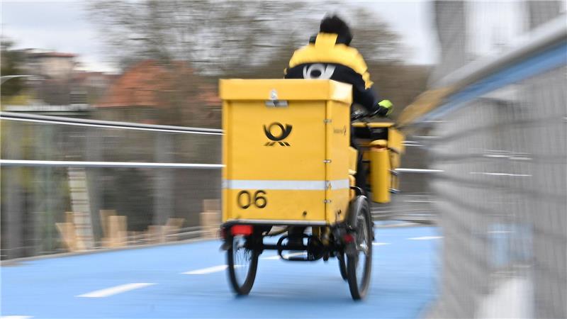 Ein Briefträger bei der Arbeit - in den allermeisten Fällen läuft alles glatt, manchmal landet ein Brief aber im falschen Briefkasten.