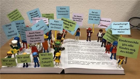 Ein Buch und viele Botschaften: Was das Grundgesetz vorgibt, lässt sich kreativ übersetzen und darstellen.
