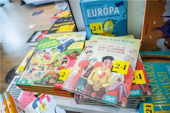Ein Buch von Marc-Uwe Kling wurde aufgrund des ungarischen Kinderschutzgesetzes in Folie verpackt.